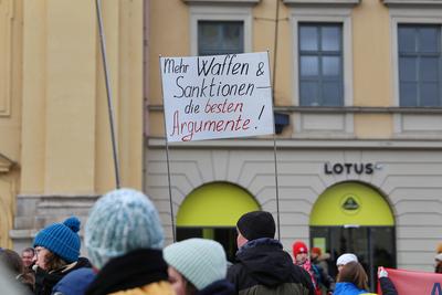 M?nchen, Bayern, Deutschland, 15.02.2025: Odeonsplatz: Pro-Ukraine-Demo: Schild mit der Aufschrift Mehr Waffen und Sankt-stock-foto