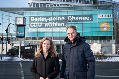 Vorstellung der CDU Fassade des Konrad-Adenauer-Hauses zur Wiederholung der Bundestagswahl in Berlin Dr. Carsten Linnema-stock-foto
