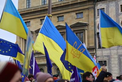 M?nchen, Bayern, Deutschland, 15.02.2025: Odeonsplatz: Pro-Ukraine-Demo: Ukrainische Fahnen *** Munich, Bavaria, Germany-stock-foto