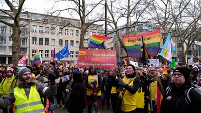 13.500 Menschen demonstrierten in K?ln gegen Rechts und die AfD ? ein starkes Zeichen f?r Demokratie, Vielfalt und eine offene Gesellschaft.-stock-foto