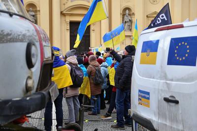 M?nchen, Bayern, Deutschland, 15.02.2025: Odeonsplatz: Pro-Ukraine-Demo: Demonstranten haben sich mit Fahnen versammelt-stock-foto