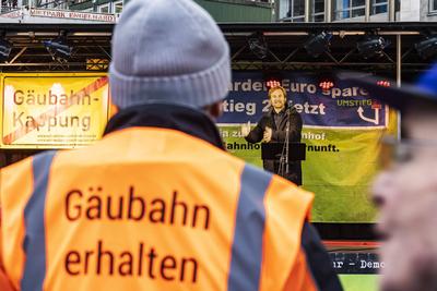 Pro G?ubahn demonstriert in Stuttgart f?r den Erhalt der G?ubahn. Hannes Rockenbauch, Stuttgarter S?S-Stadtrat. Die inte-stock-foto