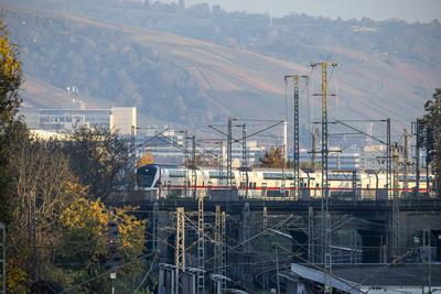 InterCity IC auf der G?ubahn in Stuttgart, Nordbahnhof. // 30.10.2024, Stuttgart, Baden-W?rttemberg, Deutschland *** Int-stock-foto