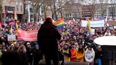13.500 Menschen demonstrierten in K?ln gegen Rechts und die AfD ? ein starkes Zeichen f?r Demokratie, Vielfalt und eine offene Gesellschaft.-stock-foto