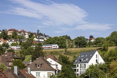 G?ubahn in Stuttgart mit InterCity nach Singen und dann weiter nach Z?rich. Panoramabahn. // 20.07.2022: Deutschland, Ba-stock-foto