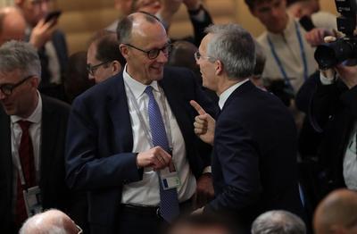 Der Bundesvorsitzende der CDU Friedrich Merz (links) mit dem ehemaligen NATO-Generalsekret?r Jens Stoltenberg an der M?nchner Sicherheitskonferenz (MSC).-stock-foto
