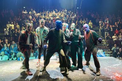 20 Jahre Blue Man Group Performen auf der B?hne mit Bosse Lunax und Stefanie Heinzmann bei der Veranstaltung 20 Jahre Bl-stock-photo