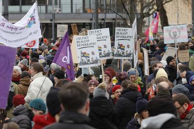Kundgebung gegen Rechts-stock-foto