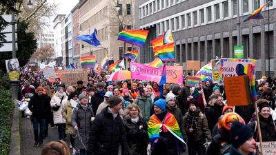 13.500 Menschen demonstrierten in K?ln gegen Rechts und die AfD ? ein starkes Zeichen f?r Demokratie, Vielfalt und eine offene Gesellschaft.-stock-foto