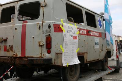 M?nchen, Bayern, Deutschland, 15.02.2025: Odeonsplatz: Pro-Ukraine-Demo: Zerschossener Bus mit einem Schild und der Aufs-stock-foto