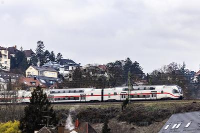 G?ubahn in Stuttgart mit InterCity nach Z?rich. // 12.12.2022: Deutschland, Baden-W?rttemberg, Stuttgart. *** G?ubahn in-stock-foto