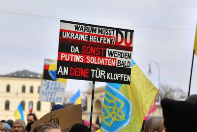 M?nchen, Bayern, Deutschland, 15.02.2025: Odeonsplatz: Pro-Ukraine-Demo: Schild mit der Aufschrift Warum musst du Ukrain-stock-foto
