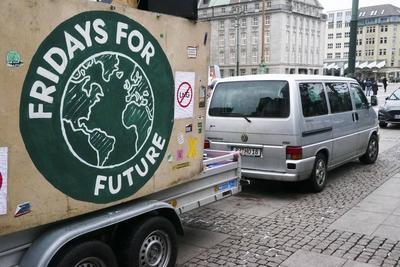 Ironischerweise ist die Umweltbewegung gegen den Diesel und verteufelt diesen symbolisch. Aber f?r die eigenen Zwecke nutzt Friday for Future ein Dieselfahrzeug. Wird hier mit zweierlei Ma? gemessen Umweltsenator Jens Kerstan auf der Friday for Future Demo mit Ca. 2000 Teilnehmer am 14.02.2025 in Hamburg Auf dem Rathausmarkt demonstrierten heute Friday for Future, der Nabu,die Omas gegen Rechts und weitere Vereinigungen gemeinsam f?r mehr Klimaschutz und gegen den Rechtsruck in der Gesellschaft. HH Deutschland *** Ironically, the environmental movement is against the diesel and demonizes it symbolically But Friday for Future uses a diesel vehicle for its own purposes Is there a double standard here Environmental Senator Jens Kerstan at-stock-foto