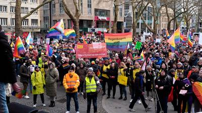 13.500 Menschen demonstrierten in K?ln gegen Rechts und die AfD ? ein starkes Zeichen f?r Demokratie, Vielfalt und eine offene Gesellschaft.-stock-foto