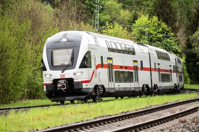 Ein Intercity f?hrt durch Talhausen bei Epfendorf. Rottweil Baden-W?rttemberg Deutschland *** An intercity train passes-stock-foto