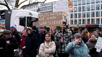 13.500 Menschen demonstrierten in K?ln gegen Rechts und die AfD ? ein starkes Zeichen f?r Demokratie, Vielfalt und eine offene Gesellschaft.-stock-foto