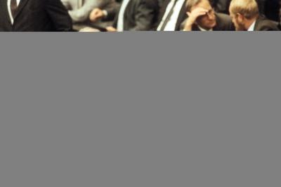 Bildnummer: 51741472  Datum: 01.10.1982  Copyright: imago/Sven SimonInnenminister Gerhart Baum (li., GER/FDP) verabschiedet den ehemaligen Bundeskanzler Helmut Schmidt (GER/SPD) im Deutschen Bundestag in Bonn, daneben Finanzminster Manfred Lahnstein (Mitte, GER/SPD), Personen; 1982, Bonn, Politik, Politiker, Bundesregierung, Bundeskanzler, Bundesinnenminister, Misstrauensvotum, konstruktives, Vertrauensfrage, Gestik, shakehands, shake hands; , quer, Kbdia, Gruppenbild, Bundespolitik, Politik, Deutschland, Randbild, PeopleBildnummer 51741472 Date 01 10 1982 Copyright Imago Sven Simon Interior Minister Gerhart Tree left ger FDP Adopted the former Federal Chancellor Helmut Schmidt ger SPD in German Bundestag in Bonn next to it  Manfred Lahnstein centre ger SPD People 1982 Bonn politics Politicians Federal government Federal Chancellor Federal Interior Minister Vote of no confidence Constructive Confidence Gesture Shake Hands Shake Hands horizontal Kbdia Group photo Federal politics politics Germany Edge image Celebrities-stock-foto