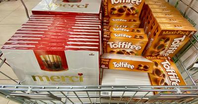 04.01.2023, Deutschland, NRW, Süsswarenproduzent, Lebensmittel, Einzelhandel, Süssigkeiten, Süsswaren, Toffifee und MERC-stock-foto