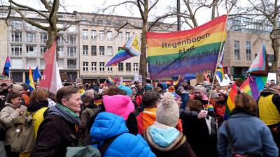 13.500 Menschen demonstrierten in K?ln gegen Rechts und die AfD ? ein starkes Zeichen f?r Demokratie, Vielfalt und eine offene Gesellschaft.-stock-foto
