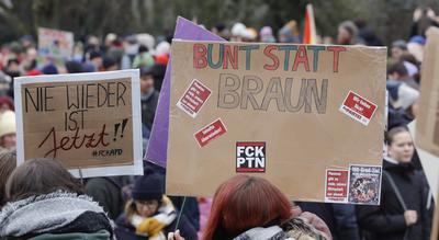 Kundgebung gegen Rechts-stock-foto
