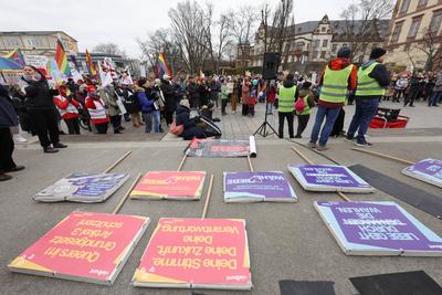 Kundgebung gegen Rechts-stock-foto