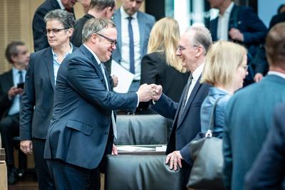 1051. Sitzung des Bundesrates - Mario Voigt, Ministerpr?sident Th?ringen, mit Reiner Haseloff, Ministerpr?sident Sachsen-Anhalt (in der Bildmitte von links) im Deutschen Bundesrat-stock-foto