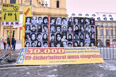 M?nchen, Bayern, Deutschland, 14.02.2025: Odeonsplatz: Anti-Iran-Protest aus Anlass der M?nchner Sicherheitskonferenz: S-stock-foto