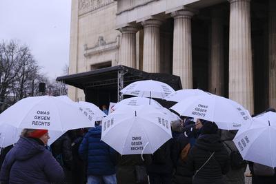 Omas gegen Rechts auf Klimakundgebung auf K?nigsplatz-stock-foto