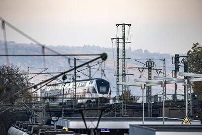 InterCity IC auf der G?ubahn in Stuttgart, Nordbahnhof. // 30.10.2024, Stuttgart, Baden-W?rttemberg, Deutschland *** Int-stock-foto
