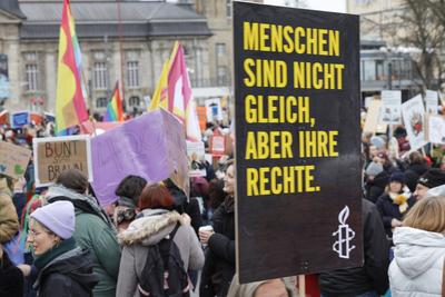 Kundgebung gegen Rechts-stock-foto