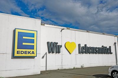 Fassade mit Logo der Lebensmittelhandelskette Edeka und Werbeschriftzug wir lieben lebensmittel 1104401259-stock-foto