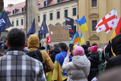 M?nchen, Bayern, Deutschland, 15.02.2025: Odeonsplatz: Pro-Ukraine-Demo: Demonstranten haben sich mit Fahnen versammelt-stock-foto