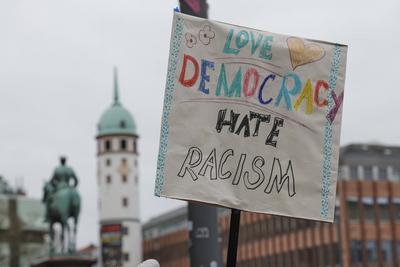 Kundgebung gegen Rechts-stock-foto