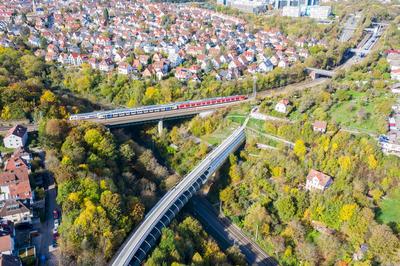 S-Bahn Zug Eisenbahn auf dem Viadukt der G?ubahn Luftbild in Stuttgart, Deutschland Stuttgart, Deutschland - 23. Oktober-stock-foto