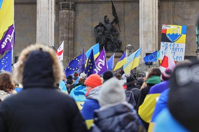 M?nchen, Bayern, Deutschland, 15.02.2025: Odeonsplatz: Pro-Ukraine-Demo: Demonstranten mit Fahnen *** Munich, Bavaria, G-stock-foto