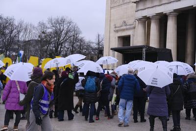 Omas gegen Rechts auf Klimakundgebung auf K?nigsplatz-stock-foto