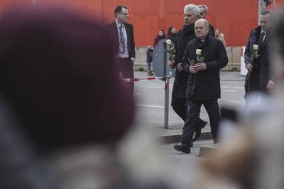 15.02.2025, Gedenken Olaf Scholz, M?nchen: Nach dem Anschlag von M?nchen kam Olaf Scholz am Nachmittag an den Tatort um-stock-foto