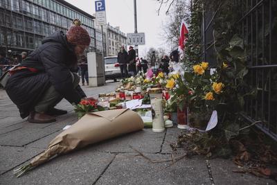 15.02.2025, Gedenken, M?nchen: Nach dem Anschlag von M?nchen kam Olaf Scholz am Nachmittag an den Tatort um eine wei?e R-stock-foto