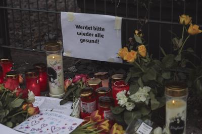 15.02.2025, Gedenken Olaf Scholz, M?nchen: Nach dem Anschlag von M?nchen kam Olaf Scholz am Nachmittag an den Tatort um-stock-foto