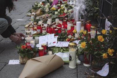 15.02.2025, Gedenken Olaf Scholz, M?nchen: Nach dem Anschlag von M?nchen kam Olaf Scholz am Nachmittag an den Tatort um-stock-foto