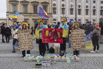 News Bilder des Tages 15.02.2025, Ukrainedemo, M?nchen: Unter dem Motto zur Unterst?tzung der Ukraine, Demokratie und ec-stock-foto