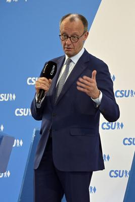 Dachau, 15.02.2025 CDU-Chef Friedrich Merz hielt eine Rede vor Dachauer B?rgern, B?rgerinnen, Wirtschaftsvertretern, Lan-stock-photo