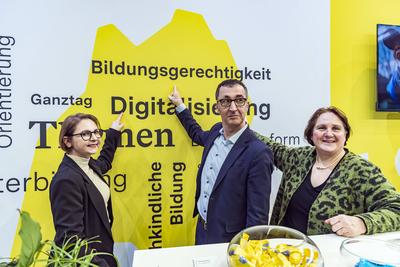 Bildungsminister Cem ?zdemir besucht in Stuttgart Europas gr??te Bildungsmesse, hier am Stand desKultusministerium. Nebe-stock-foto