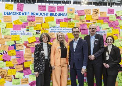 Bildungsminister Cem ?zdemir besucht in Stuttgart Europas gr??te Bildungsmesse. Hier mit dem Didacta-Vorstand und Sandra-stock-foto