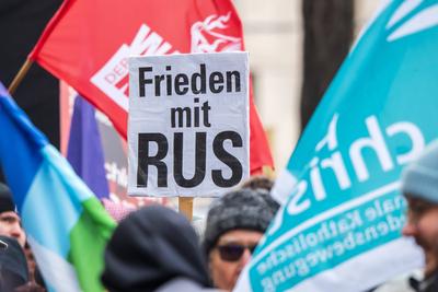 Anti-Siko-Demo am Stachus, Schild Frieden mit Russland, M?nchen, 15. Februar 2025-stock-foto