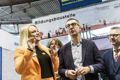 Bildungsminister Cem ?zdemir besucht in Stuttgart Europas gr??te Bildungsmesse. Links Caro Aschemeier, Vorstandsmitglied-stock-foto