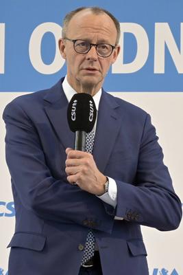 Dachau, 15.02.2025 CDU-Chef Friedrich Merz hielt eine Rede vor Dachauer B?rgern, B?rgerinnen, Wirtschaftsvertretern, Lan-stock-photo