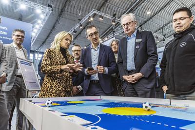 Bildungsminister Cem ?zdemir besucht in Stuttgart Europas gr??te Bildungsmesse. Links Prof. Dr. Julia Knopf, Didacta- Vo-stock-foto