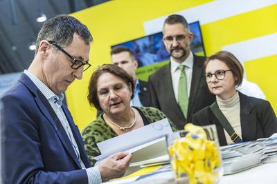 Bildungsminister Cem ?zdemir besucht in Stuttgart Europas gr??te Bildungsmesse, hier am Stand desKultusministerium. Nebe-stock-foto