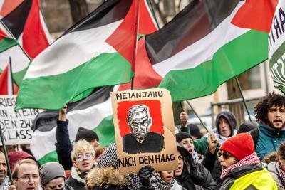 Anti-Siko-Demo am Stachus, Schild: Netanjahu nach Den Haag, pal?stinensische Flaggen, M?nchen, 15. Februar 2025-stock-foto
